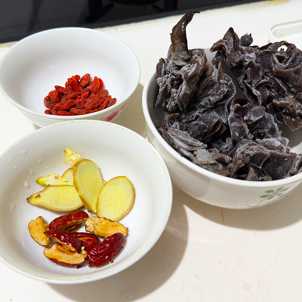 黑木耳 枸杞 紅棗 薑片