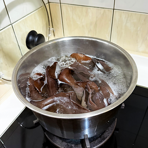 01黑木耳在鍋中滾煮