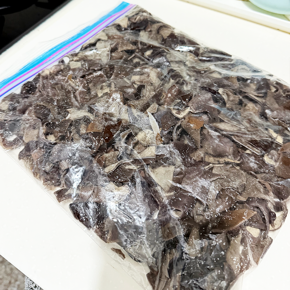 冷凍庫中鋪平黑木耳密封袋