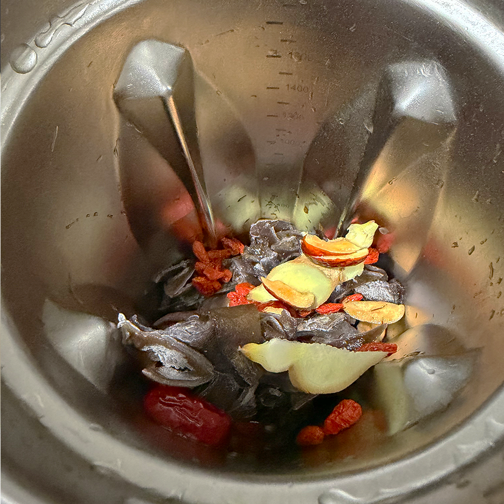 調理機杯內放入食材