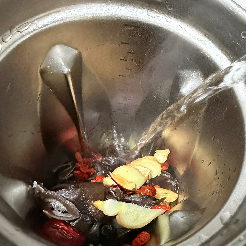 不鏽鋼調理杯加入溫熱水