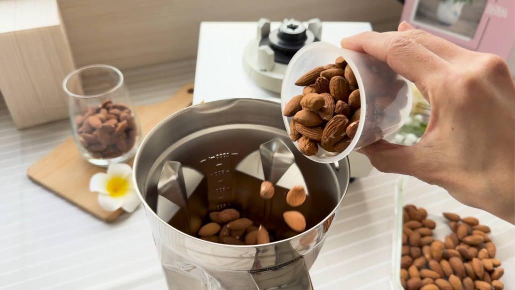 杏仁果倒入調理機破璧機