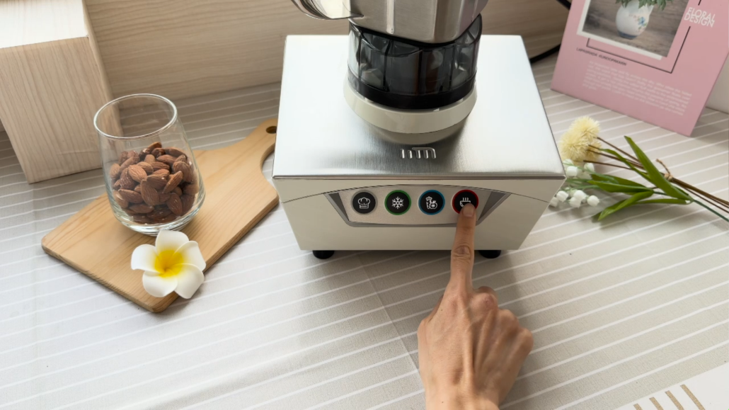 按下調理機 「紅色 2 分鐘鍵」