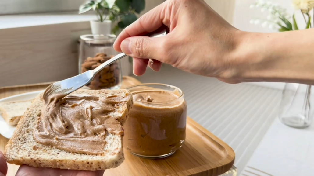 09杏仁果醬抹吐司